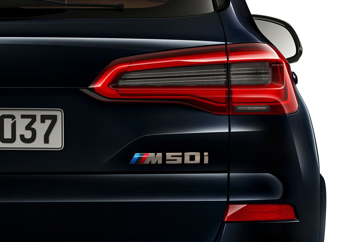 BMW X5 M50i Detail Schriftzug